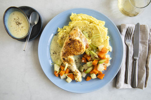 Hähnchenkeulen in feiner Rahmsauce mit Kartoffelstampf und Kohlrabigemüse