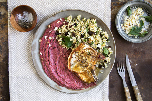 Saftiges Schweinekotelett mit Perlencouscous und Rote-Bete-Hummus