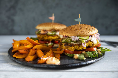 Mozzarella-Kichererbsen-Burger mit gebackenem Kürbis und Sriracha-Mayo