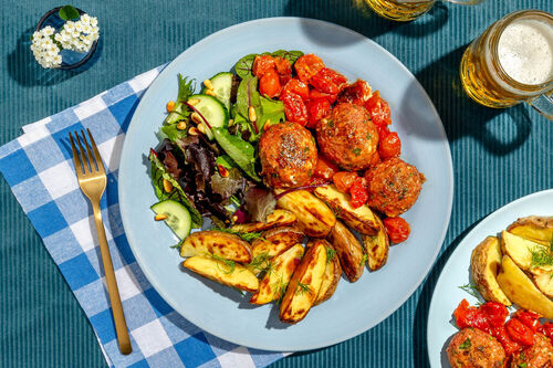 Griechische Veggie-Hackbällchen mit Feta dazu Ofengemüse und Wildkräutersalat