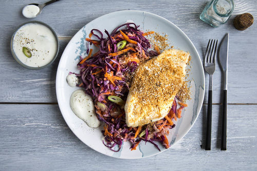 Hähnchenschnitzel mit Kokosraspeln und knackigem Rotkohl-Fenchel-Coleslaw