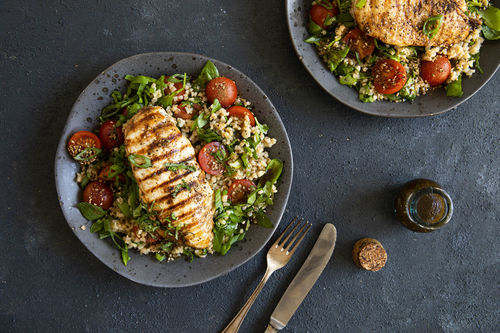 Zartes Hähnchen mit Granatapfelglasur auf Tomaten-Spinat-Bulgur mit Minze
