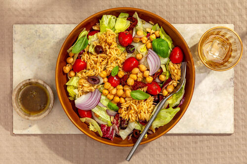 Bunter Risonisalat mit Kichererbsen mit Oliven, getrockneten Tomaten & Basilikum