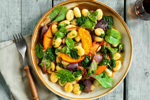 Gnocchi mit Kürbis und Tomaten dazu Basilikum-Pistou und Babymangold