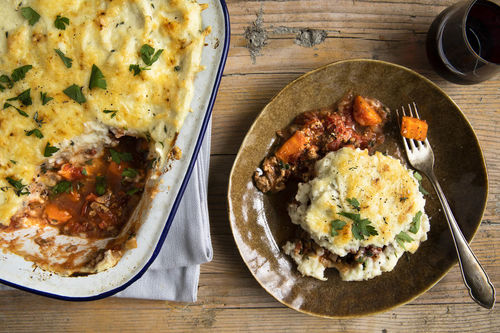 Low-Carb-Auflauf alla bolognese überbacken mit Sellerie und Käse