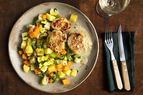 Schweinefilet mit Bouillon-Gemüse und aromatischer Meerrettichsauce