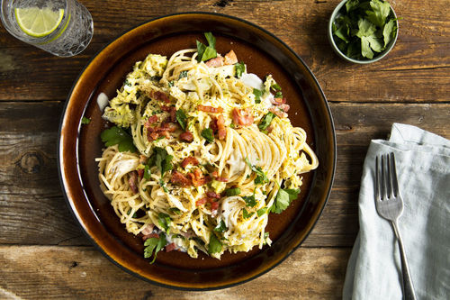 Spaghetti mit Wirsing und Speck in cremiger Frischkäsesauce