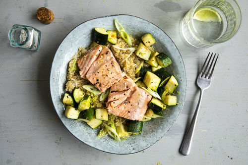 Lachsfilet auf schnellem Quinoa-Risotto mit Zucchini und geriebenem Käse