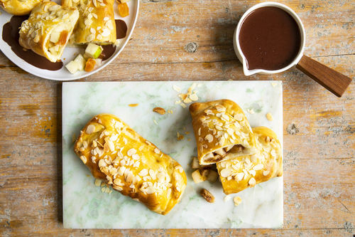 Zweierlei Teigtaschen mit Schokoladensauce Apfel-Aprikose & Birne-Feige