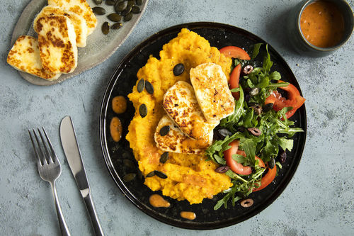 Halloumi auf Kürbis-Sellerie-Stampf dazu Tomaten-Rucola-Salat mit Oliven