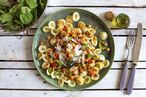 Orecchiette mit würzigem Kichererbsenragout mit Mangoldsalat und Käse