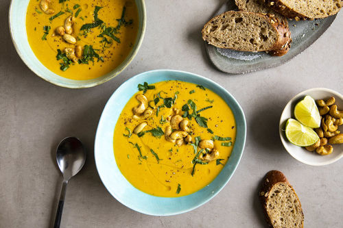 Karotten-Ingwer-Cremesuppe mit Kokosmilch, Limette und Cashews