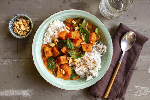 Afrikanischer Erdnusseintopf mit Spinat und Reis