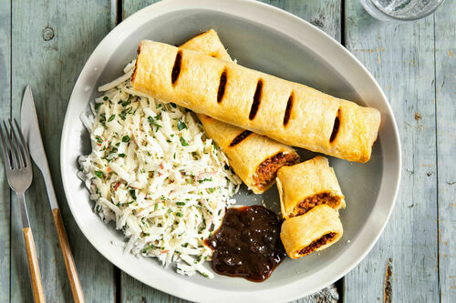 Veganes Linsenwürstchen im Blätterteig mit Sellerie-Apfel-Salat und Chutneydip
