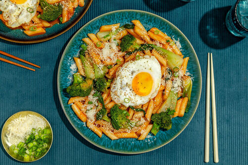 Gochujang-Tteokbokki-Pfanne mit Spiegelei mit Baby-Pak-Choi, Brokkoli und Sesam