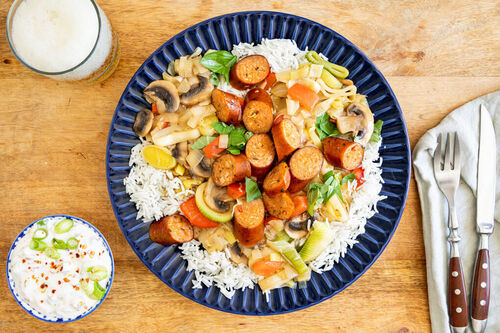 Bio-Rindswurst mit Schmorgemüse auf Basmatireis mit pikantem Joghurtdip