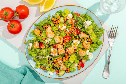 Kichererbsen-Feta-Salat mit Hähnchen mit Gurken, Tomaten und Petersilie