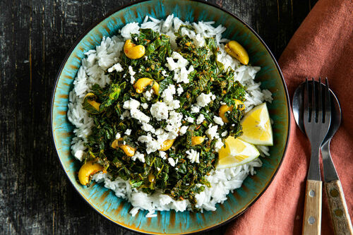 Grünkohl ostafrikanische Art mit Feta mit Cashews und Vollkornreis
