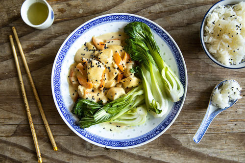 Cremiges Erdnuss-Hähnchencurry mit gebratenem Pak Choi und Jasminreis
