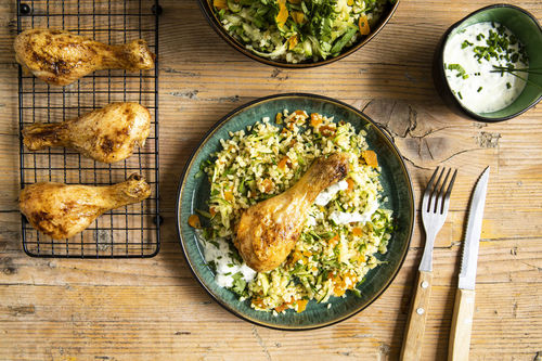 Drumsticks auf fruchtigem Bulgur mit Zucchini und Kräuterjoghurt