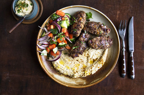 Köfte mit Zitronen-Hummus und Tomaten-Gurken-Salat mit Petersilie