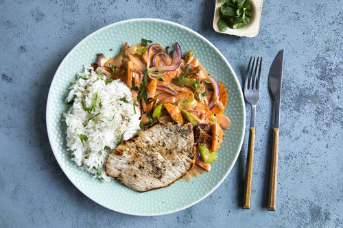 Schnitzel natur und Laksa-Gemüse mit Basmatireis und Koriander