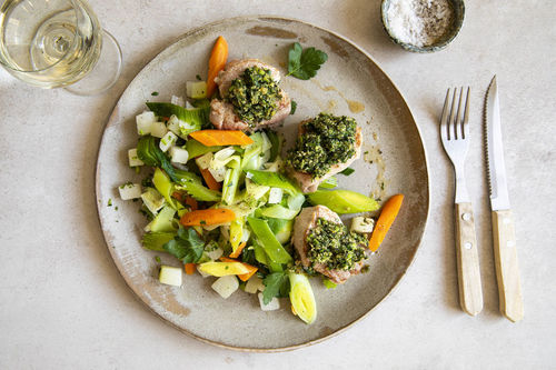 Schweinemedaillons mit Kräuterkruste auf Kohlrabi-Karotten-Gemüse mit Lauch