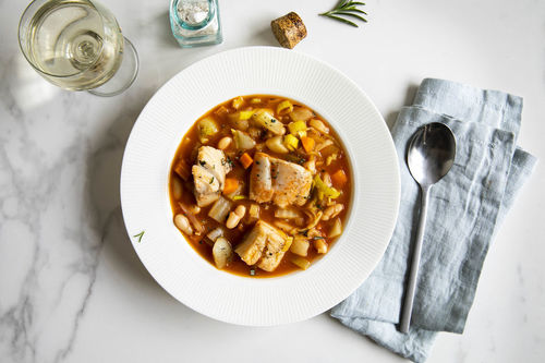 Aromatische Fischsuppe mit Fenchel mit weißen Bohnen und Rosmarin
