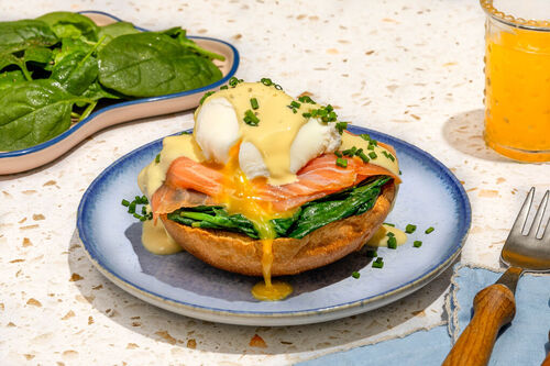 Eggs Benedict mit Räucherlachs und zweierlei Babyspinat