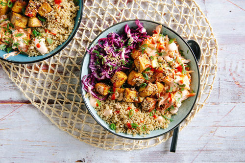 Vegetarische Tofu-Quinoa-Bowl mit asiatischem Rotkohl-Ananas-Salat