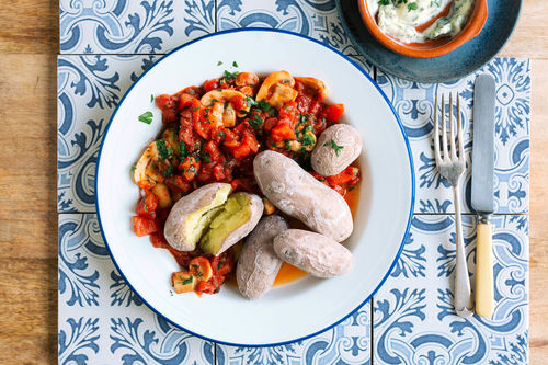 Papas arrugadas mit Aioli und buntem Gemüseragout