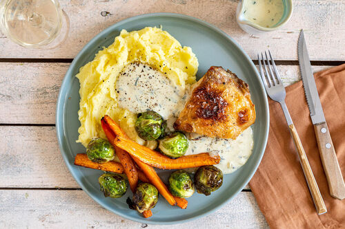 Hähnchenoberkeulen mit Estragonsauce dazu Stampfkartoffeln und Ofengemüse