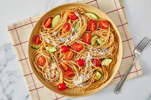 Vollkornspaghetti mit Zucchini und frischem Kirschtomatensalat