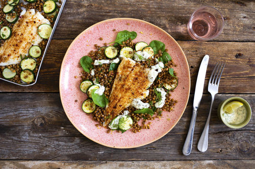 Gebackener Harissa-Seehecht mit Spinat-Linsen und Zucchini