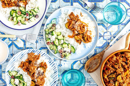 Hackfleischpfanne Moussaka-Style mit Zucchini, Béchamel und griechischem Salat