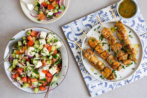 Schnelle Schweine-Souvlaki mit griechischem Bauernsalat