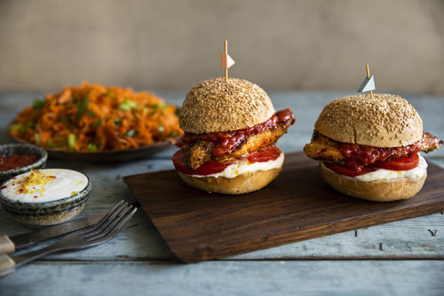 Portugiesischer Hähnchenburger mit pikantem Ketchup, dazu Karottensalat