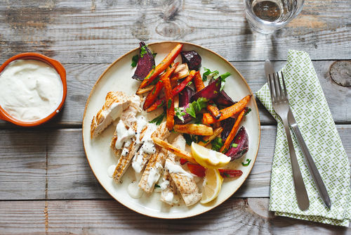 Krosses Hühnchen mit Ofengemüse und Knofi-Joghurt-Soße