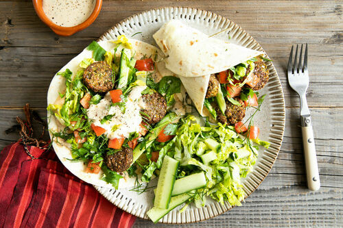 Falafel-Wraps mit High-Protein-Tortillas mit Salat und Tomaten-Dill-Salsa