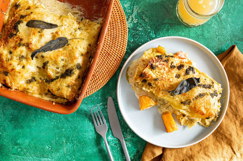 Kürbislasagne mit cremiger Salbeisauce verfeinert mit Tomaten und Basilikumcreme