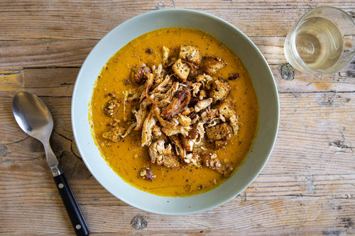 Paprikasuppe mit gebackenem Huhn und rustikalen Croûtons