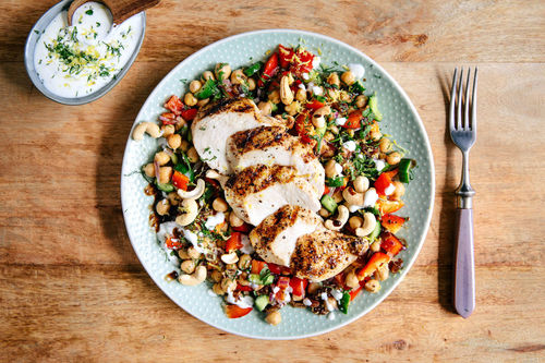 Zartes Hähnchen mit Cashews auf orientalischem Kichererbsensalat