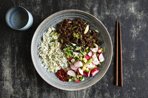 Koreanische Hackfleisch-Bowl Low Carb mit Blumenkohl und Radieschen