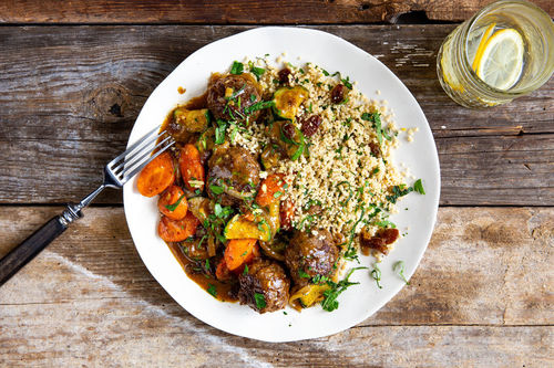 Marokkanische Hackbällchen-Tajine mit Kräuter-Couscous und Rosinen