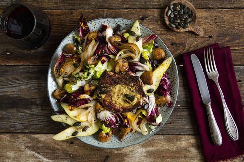 Gebackenes Schweinesteak mit Senf auf fruchtigem Radicchio-Pilz-Salat