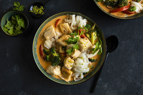 Laksa-Reisbandnudeln mit Viktoriabarsch mit Brokkoli, Paprika und Koriander