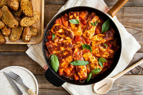Gemüse und Halloumi aus dem Ofen mit Knoblauch-Crostini und Basilikum