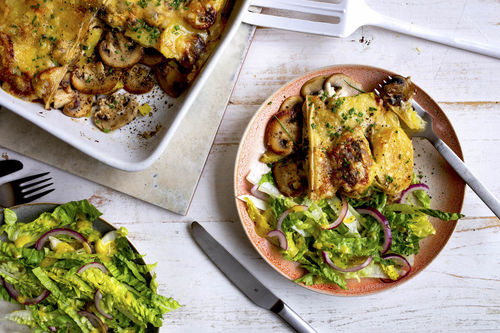 Deftiger Kartoffel-Käse-Auflauf mit Champignons, dazu Salat