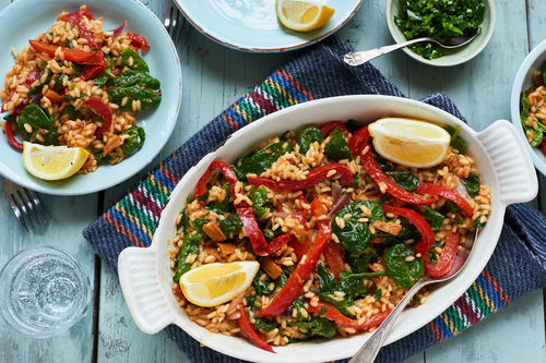 Würzige Paella mit Spinat und veganer Chorizo