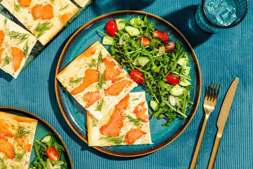 Flammkuchen mit Stremellachs dazu Rucola-Kirschtomaten-Salat